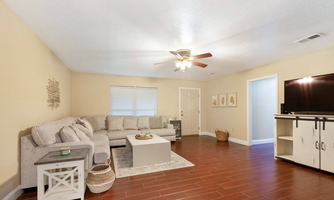 South Baton Rouge House | Prime Location Near LSU with Spa & Family-Friendly Amenities