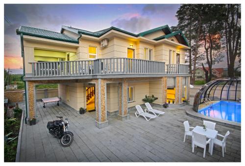 Ureki Villa | RestCoast Villa: Oceanfront Retreat with Great Amenities