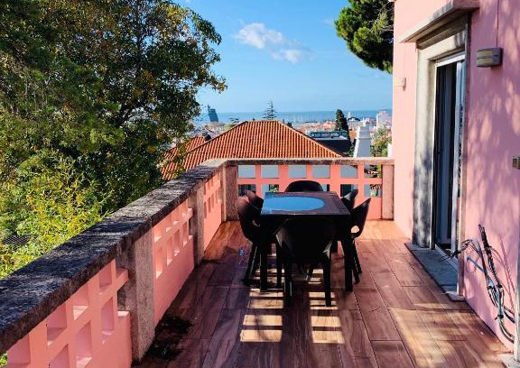 Belem House | Cozy Restelo House Shared Apartment with Pool & Kitchen
