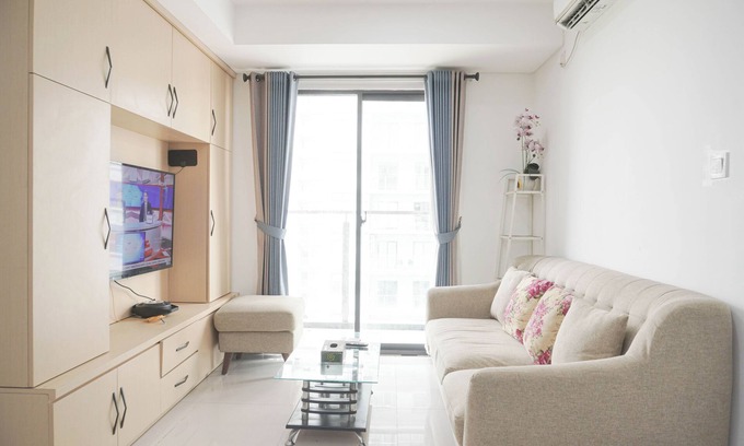 Jakarta Apartment | Modern 3BR Apartment with Breakfast in Daan Mogot City