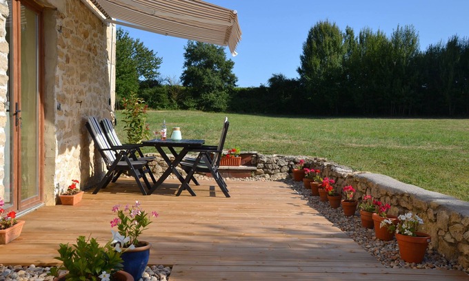 Auriolles Cottage | Serene Holiday Cottage with Pool in South West France