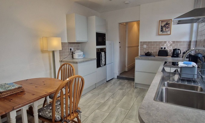 Clifton Apartment | Restful Harbourside Apartment with Garden