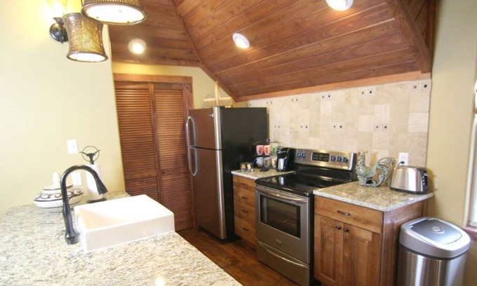 Driftwood Apartment | Restful oasis in the hills