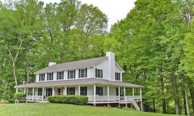 Jamestown Cottage | Idyllic Rustic Farmhouse with Lake Views & Family Amenities