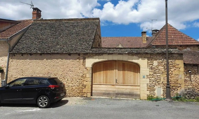 Thonac House | Cozy Retreat in Périgord Noir with Pool & Lake View