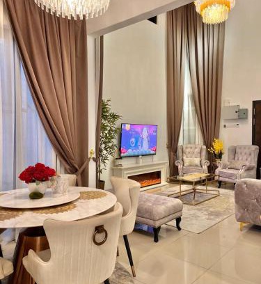 Bukit Rambai House | Experience Resthouse Asyura: Family-Friendly with Pool Access