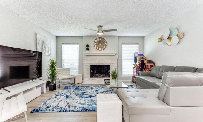 Richardson House | Bright Reston Home with In-Ground Pool & Family Amenities