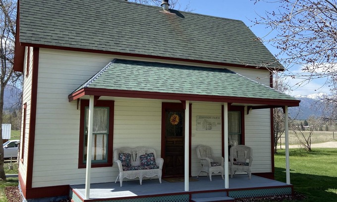 Grantsdale Other | Charming Restored 1909 Farmhouse Near Hamilton - Top Rated