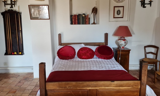 Roeze-sur-Sarthe House | Restored family manor - Great Room and its private bathroom