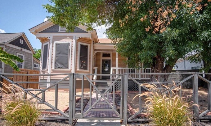 Historic Garderns House | Historic 2BR Oasis with Spa & Kitchen Near Downtown