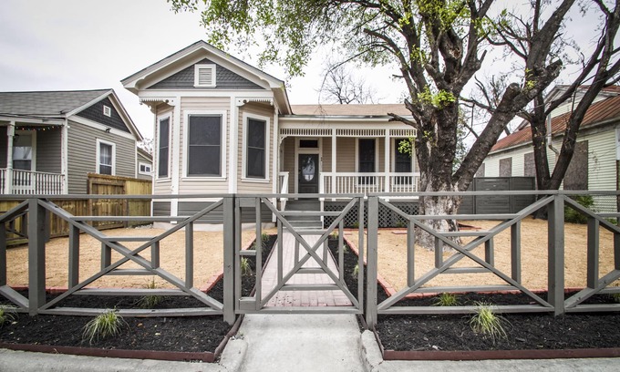 Historic Garderns Cottage | Historic 2br House with Spa & Family Amenities Near Downtown