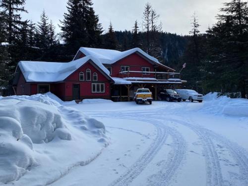Bear Creek House | Family-Friendly Getaway at Resurrection Peaks Lodge