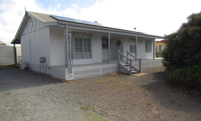 Port Julia House | Welcoming Retreat in Whiting: Dog Friendly & Steps to Beach