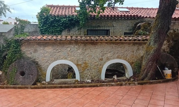 Almoster House | Retiro d'Azenha: Pet-Friendly Retreat with Hot Tub Access
