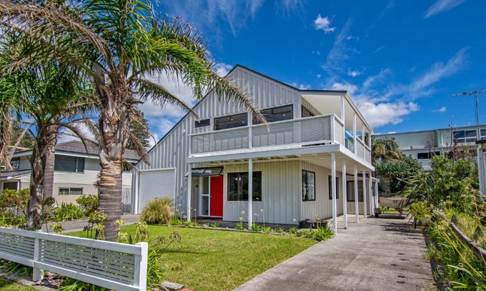 Russell House | Peaceful Retreat at Tapeka Point - Family-Friendly Getaway