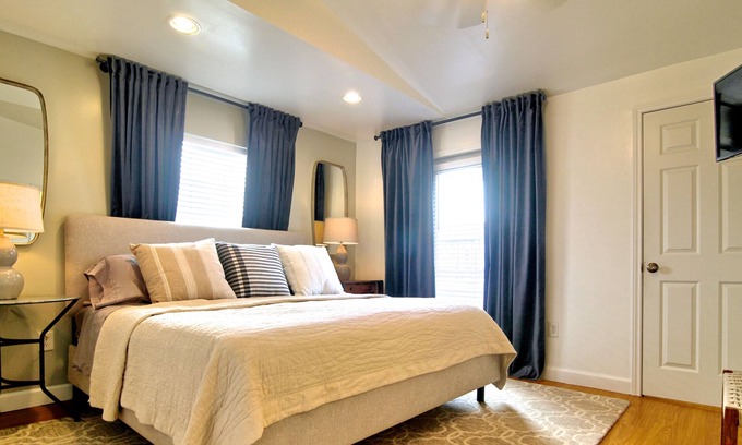 Washington Ave./ Memorial Park House | Perfect Getaway at Retreat in The Heights - Cottage Grove