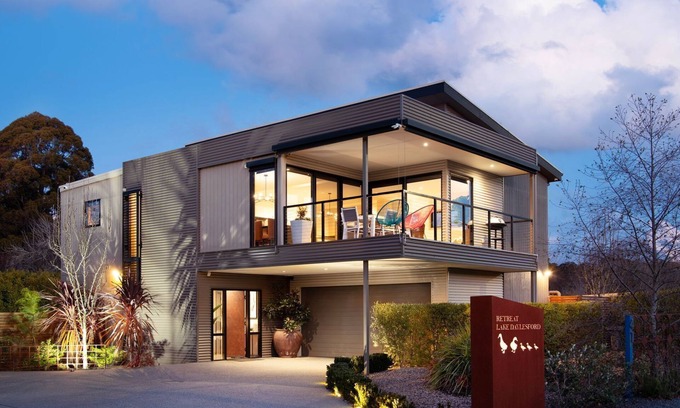 Daylesford House | Idyllic Retreat Lake Daylesford - Steps from the Water