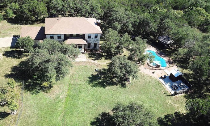 Oatmeal House | Tranquil Retreat by Flat Creek Winery with Pool & Fire Pit