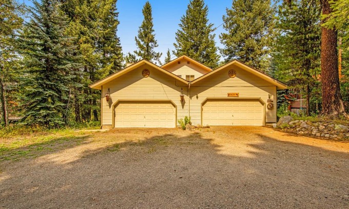McCall House | Family-Friendly Retreat with Unique Amenities Awaiting You