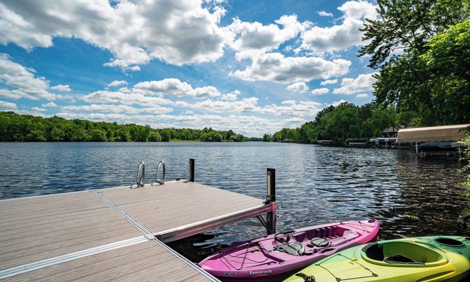 Chippewa Falls House | Retro 4BR Retreat with Hot Tub and Lake Views