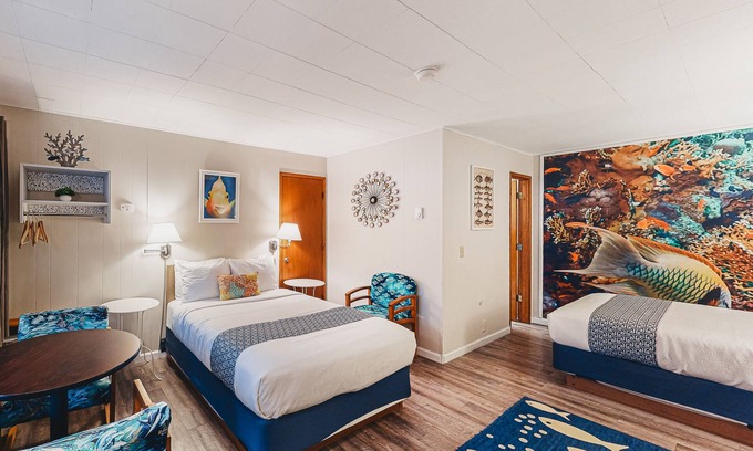 Bandon House | Retro Beach Getaway: Walk to Shops & Enjoy Fast WiFi