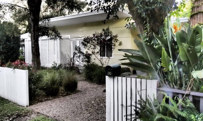 Pearl Beach House | Beachfront Retreat: Retro Beach House on Pearl Beach