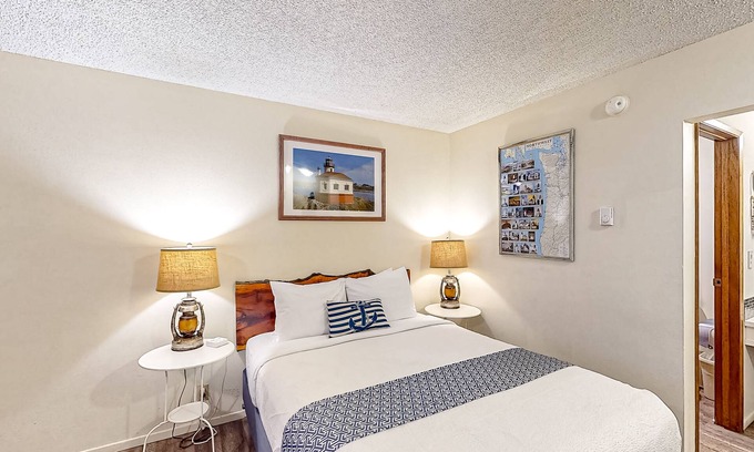 Bandon House | Retro Beach Retreat: Walk to Shops & Enjoy Ocean Views