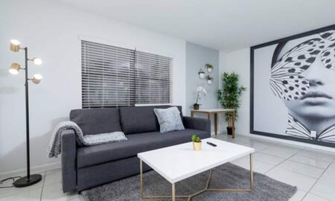 Lauderdale-by-the-Sea Apartment | Retro Chic Hotel Near Lauderdale-by-the-Sea's Beach