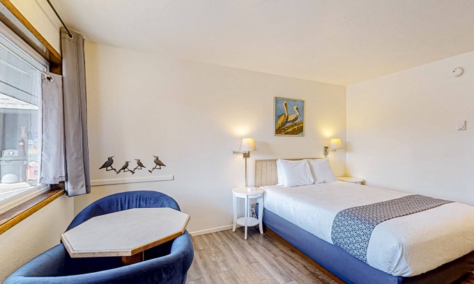Bandon House | Retro-Chic Beach Room with Ocean View - Walk to Old Town