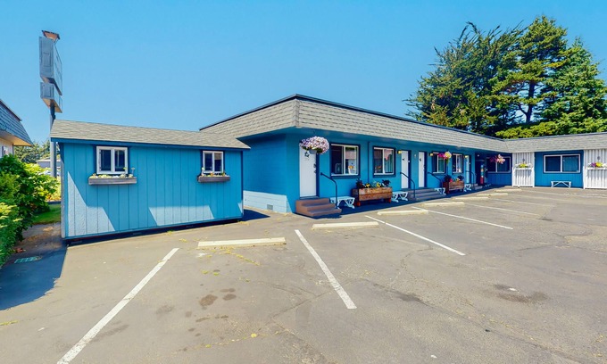 Bandon House | Retro-Chic Motel Steps from Beach with Pet-Friendly Amenities