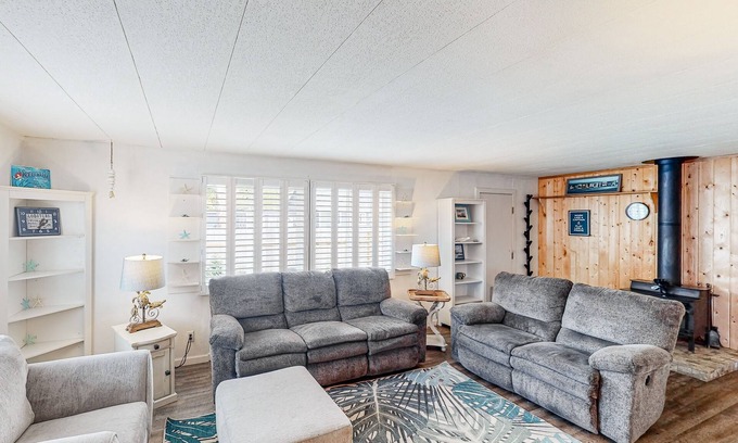 Bandon House | Retro-Chic Beach Retreat with Ocean View & Pet-Friendly Perks