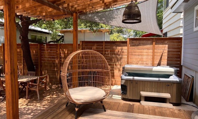 Blackshear-Prospect Hill House | Retro Cowyboy Villa in the Heart of Austin