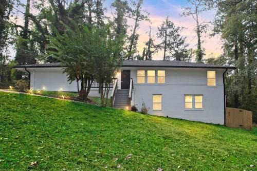 Austell House | Retro Cumberland 2-Story Retreat, Pet Friendly & Close to Six Flags