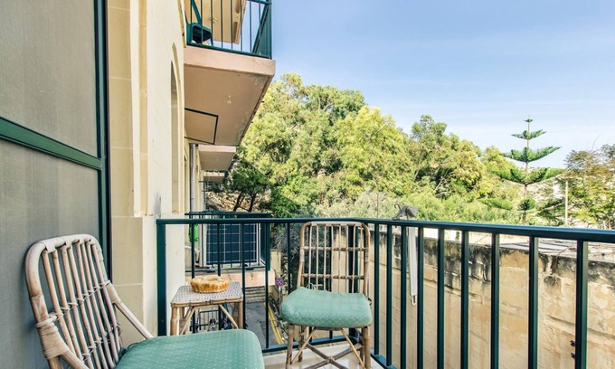 Xlendi House | Retro Designer Apartment - Family-Friendly, Steps from Beach