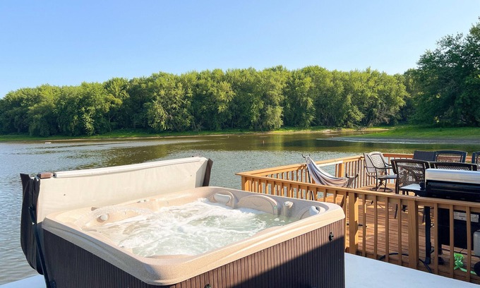 East Dubuque Apartment | Retro Floating Cabin with Hot Tub & Scenic River Views