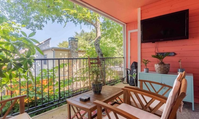 Barton Hills Condo | Charming Retro Gold with City Views Near Zilker Park