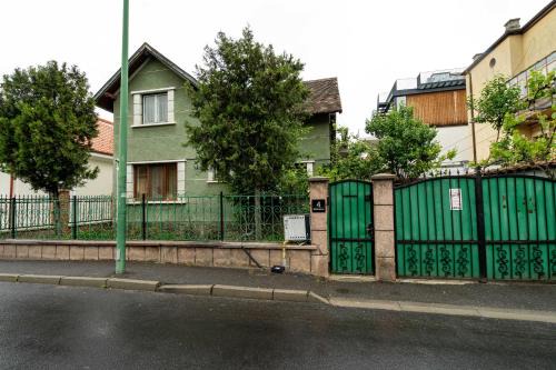 Centrul Vechi House | Retro Green Cottage with a Barkyard - Pet Friendly