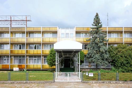 Vonyarcvashegy Hotel | Pet-Friendly Retro Lido - Poolside Retreat in Vonyarcvashegy