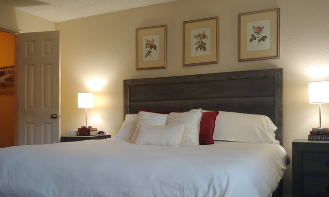 Tri-Cities Apartment | Retro Luxury Waterfront 2 Bedroom in Kennewick