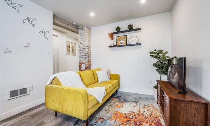 Hilltop House | Top-Rated Retro Modern Suite with Private Backyard & Kitchen