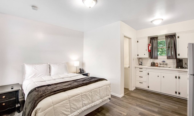 Nahcotta House | Retro Motel Suite by the Bayshore with Firepit & Free WiFi