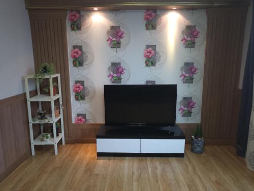 Jeonju House | Charming Retro Naseong House: A Family and Pet Haven
