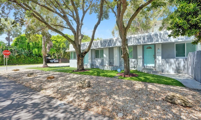 Victoria Park Apartment | Experience Retro Oasis by Las Olas: Oceanfront Bliss Awaits