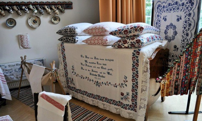 Bazna House | Budget-Friendly Retro Regina with Inviting Hot Tub Experience