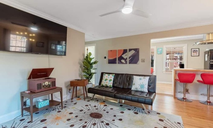 East Raleigh House | Retro Retreat | Downtown Access & Pet-Friendly Bliss