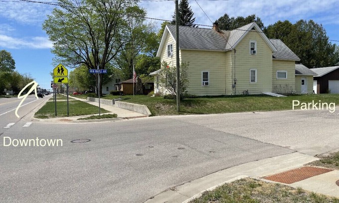 Gaylord House | Pet-Friendly Retro Retreat on Main St. – Rated 9.8/10