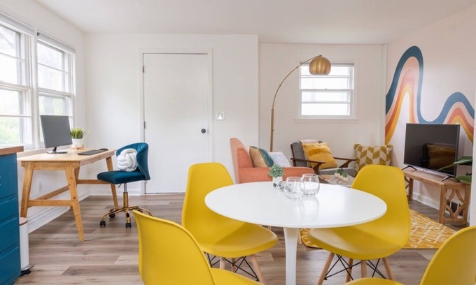 Lincoln Park House | Retro Retreat: Pet-Friendly 2BR with Home Office Space