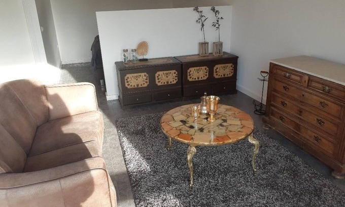 Hoenkoop Apartment | Retro Room with Scenic Views and Breakfast Included