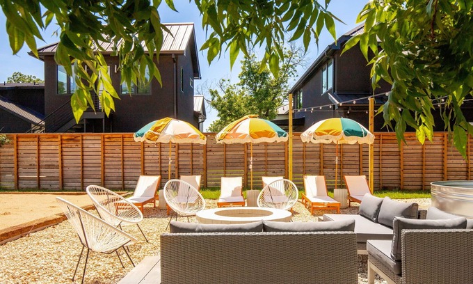 South Lamar House | Retro SoLa Retreat: Heated Pool & Fire Pit Near Downtown