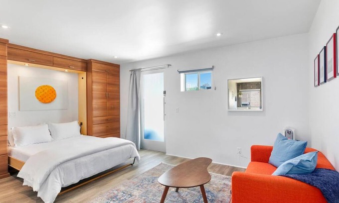 Roosevelt Apartment | Stylish Retro Studio, Walkable DTPH with Ocean Views